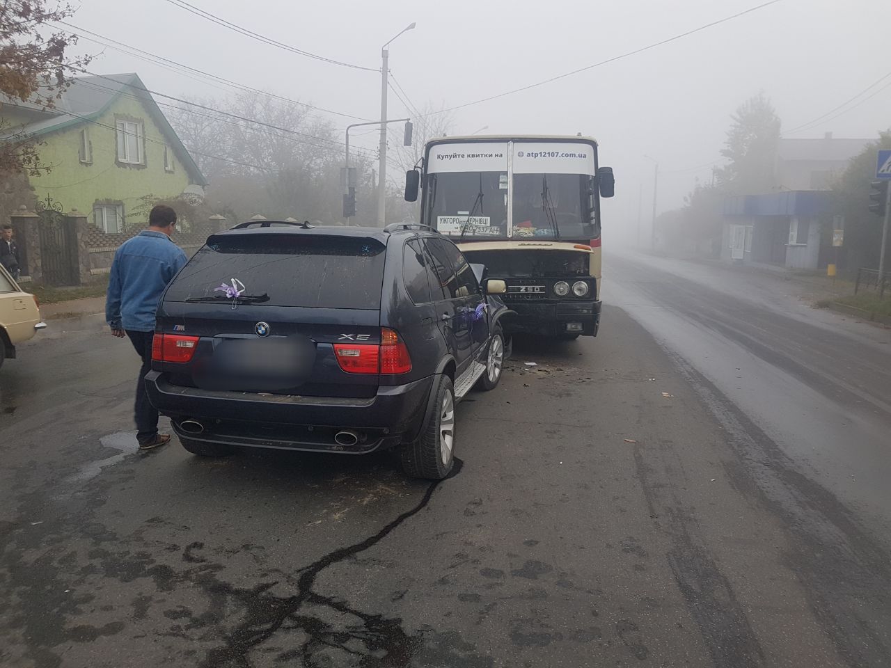 У Чернівцях п’яний водій на BMW X5 врізався у рейсовий автобус