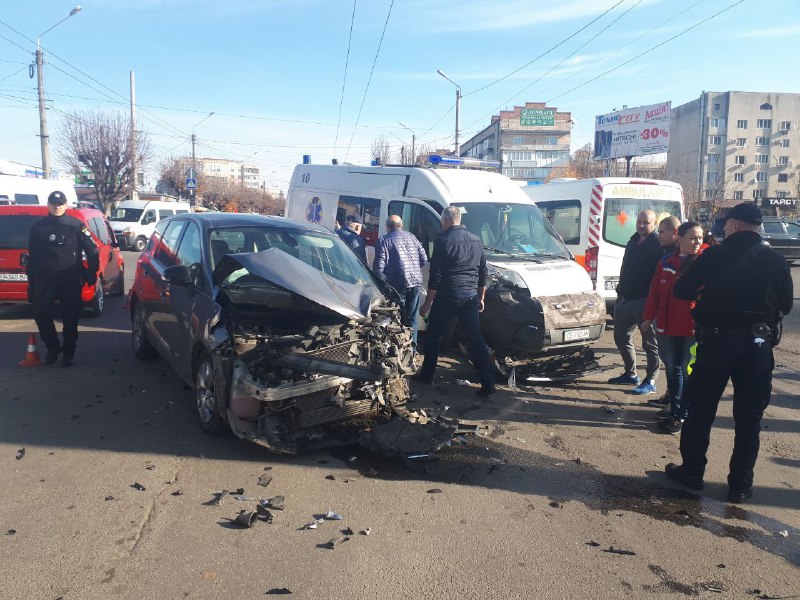 У Чернівцях карета “швидкої” потрапила в ДТП: є постраждалі (фото)