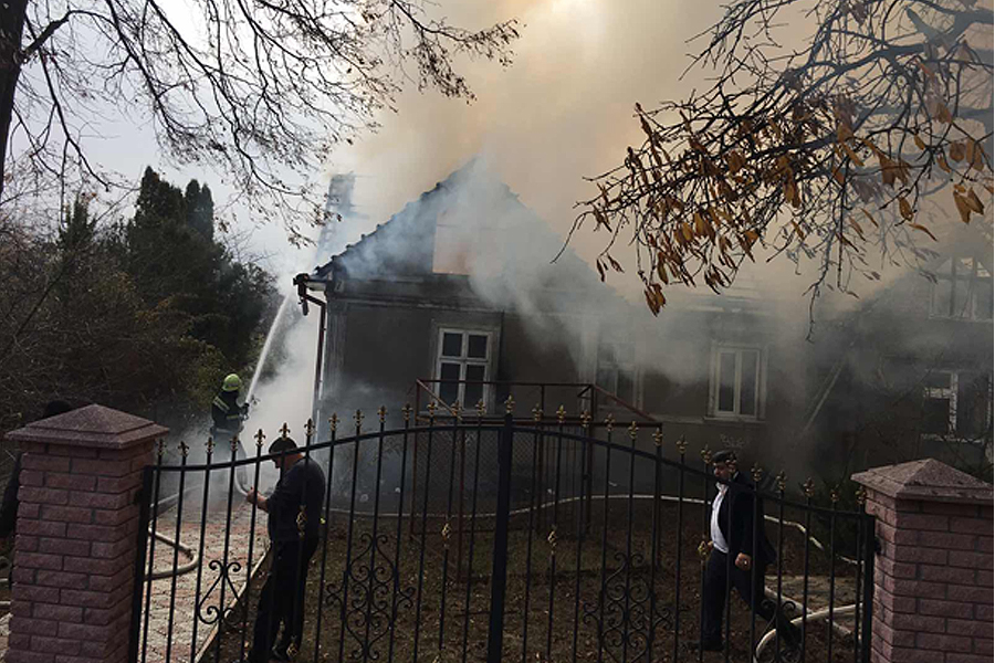 Пожежа на Буковині: господарі помітили вогонь, коли горів майже увесь дах