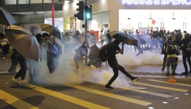 У Гонконзі нові протести: пошкоджений вокзал, потрощені ресторани, всюди графіті