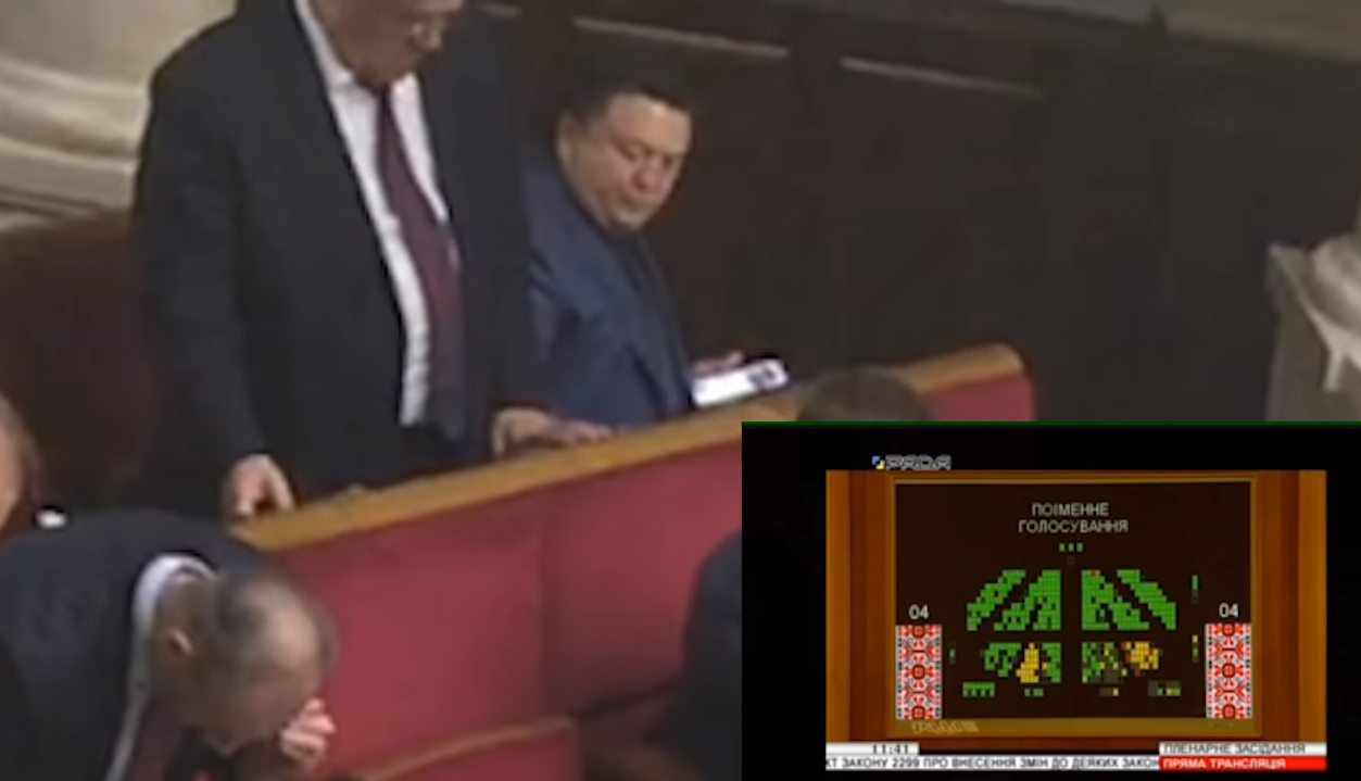Депутат Німченко, що пропонував ввести кримінальну відповідальність за “кнопкодавство”, проголосував за колегу