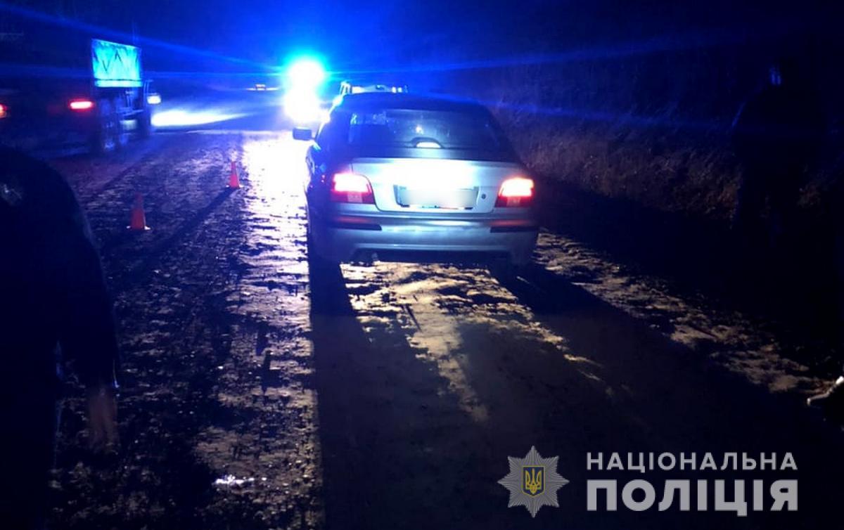 У Герцаївському районі водій BMW збив чоловіка на неосвітленій ділянці
