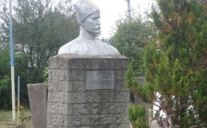 Невідомі вночі на Буковині викрали пам’ятник Чапаєву
