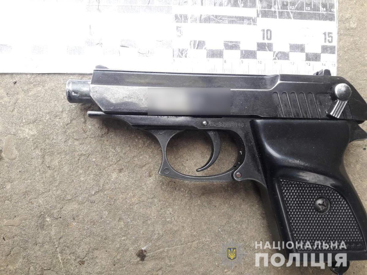 Незареєстровану зброю та набої зберігав житель Новоселицького району