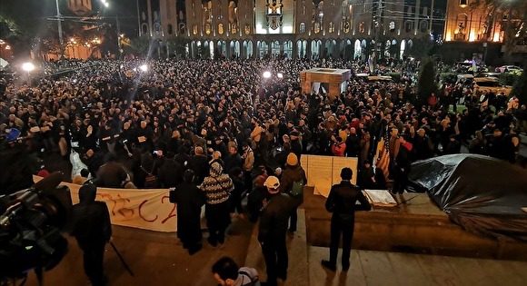 У Тбілісі тисячі людей вийшли на акцію протесту – вимагають позачергових виборів