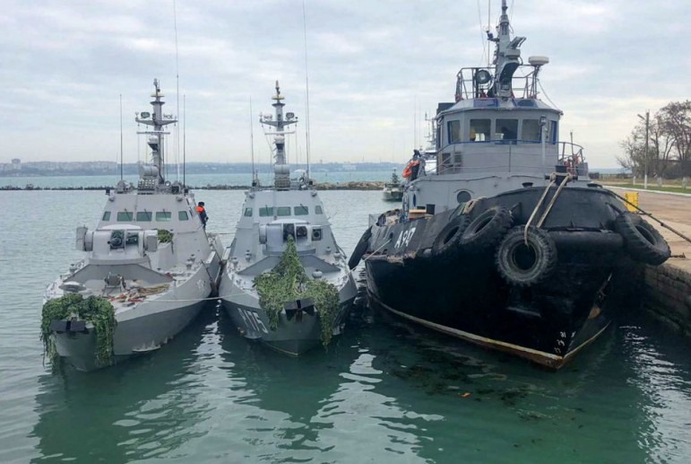 ВМС України: повернуті Росією кораблі буксирують, бо з них зняли обладнання