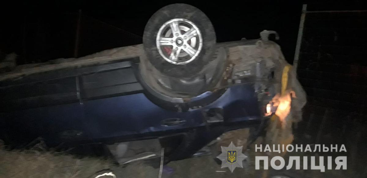 У селі Динівці перекинулось авто: постраждав водій та пасажир