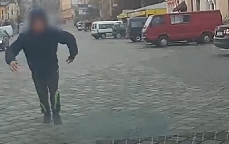 У Чернівцях молодик заради “лайків” пробігся посеред дороги по авто патрульної поліції