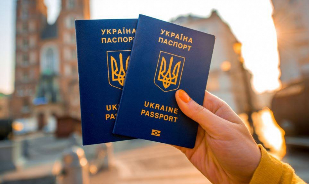 Україна втратила дві позиції у рейтингу престижності паспортів