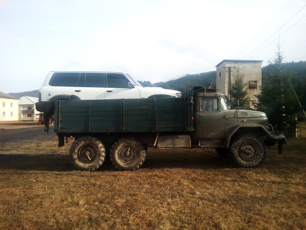 На Прикарпатті прикордонники затримали вантажівку, яка намагалась незаконно ввезти в Україну позашляховик