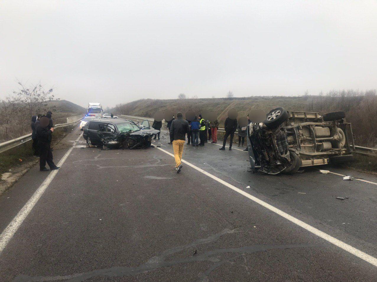 У Чернівцях на об’їзній дорозі перекинулось авто: четверо постраждалих