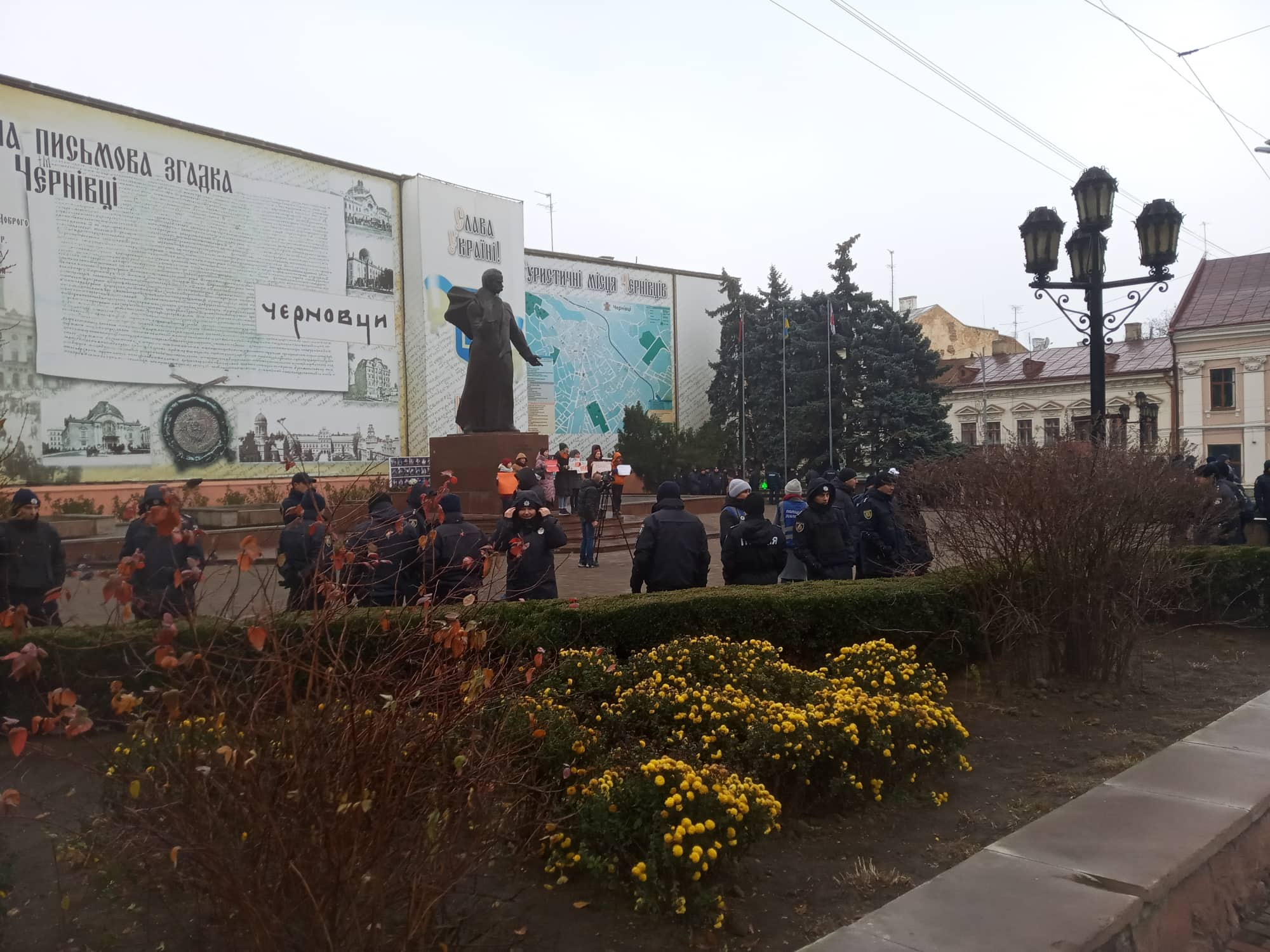 У Чернівцях близько двухсот правоохоронців оточили Центральну площу