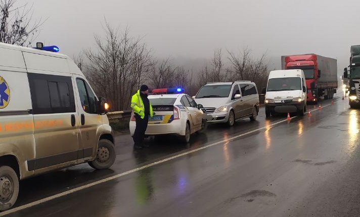 Поблизу Чернівців на об’їзній сталася потрійна ДТП: є постраждалі
