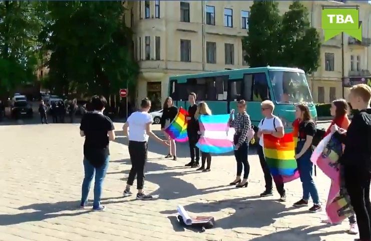 Тонкий тролінг: до Чернівецької міськради надійшло 365 заявок про проведення ЛГБТ-заходів