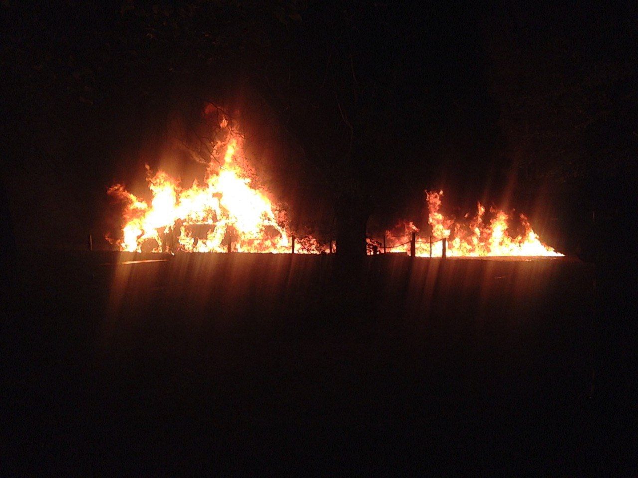 У Чернівцях на проспекті Незалежності вщент згоріло авто