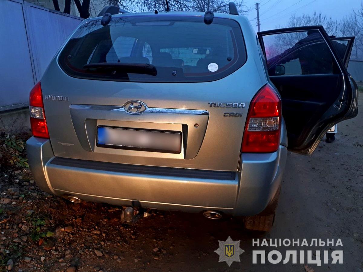 У Новоселицькому районі поліція затримала викрадача автомобіля