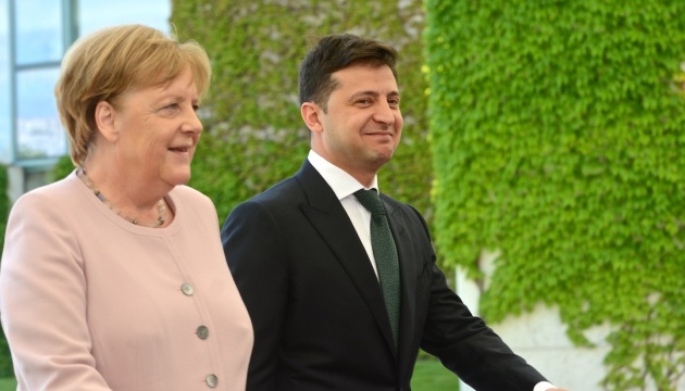 Зеленський обговорив з Меркель саміт “нормандської четвірки”