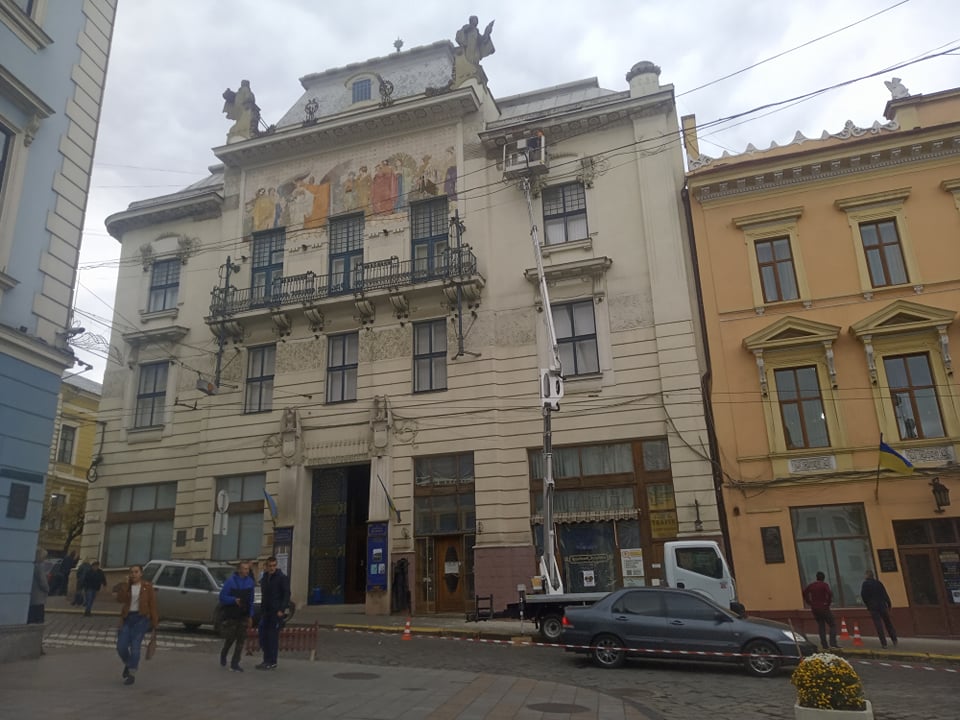На будівлі Художнього музею у Чернівцях ремонтують аварійний карниз
