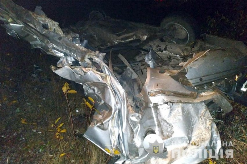 Потяг “Київ-Чернівці” вщент розбив автівку на переїзді: ніхто не постраждав