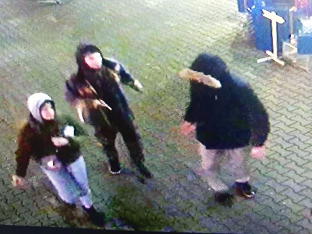 У Чернівцях троє невідомих зламали ялинку та фотозону поблизу торгового центру