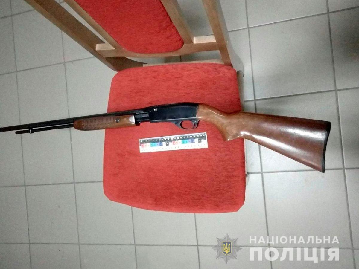 У Заставнівському районі поліціянти вилучили у місцевого жителя незаконну зброю