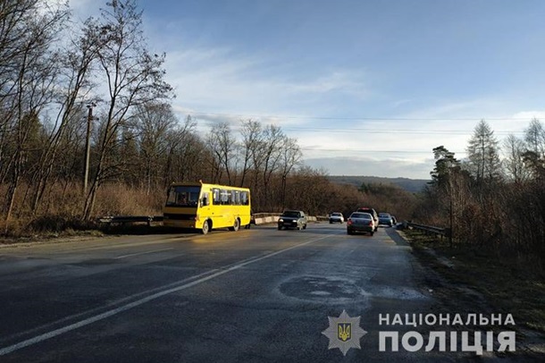 На Тернопільщині шкільний автобус потрапив у ДТП, є загиблий