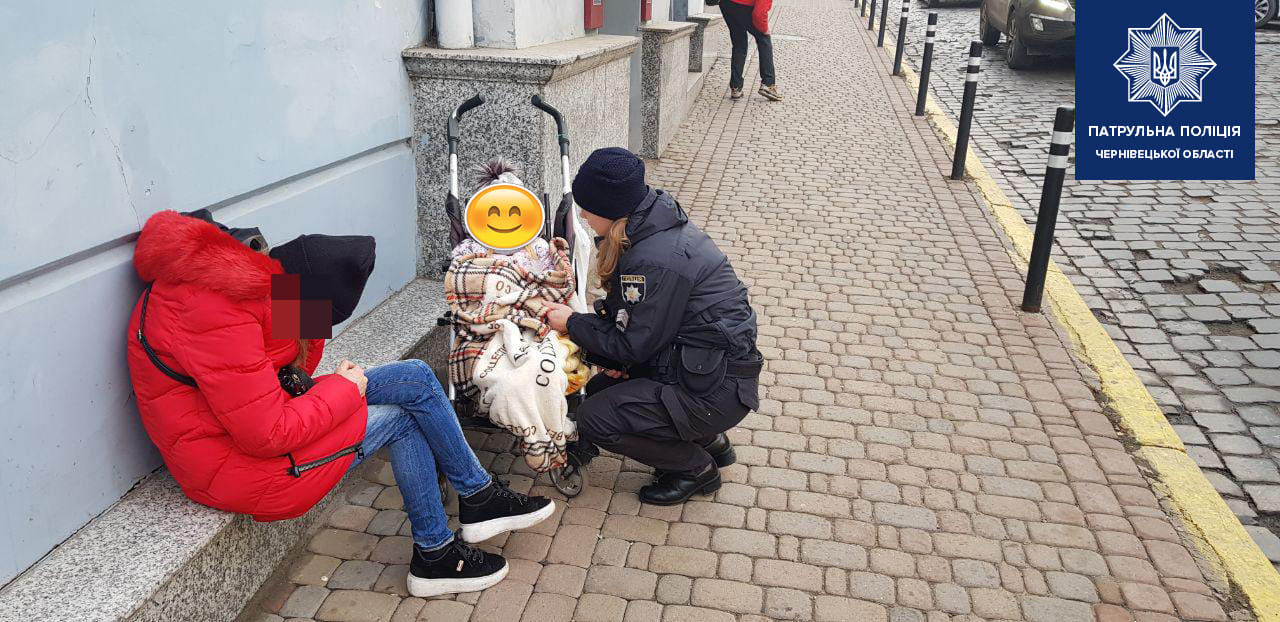 2-річна дитина бігала дорогою у центрі Чернівців, доки п’яна мати спала під будинком
