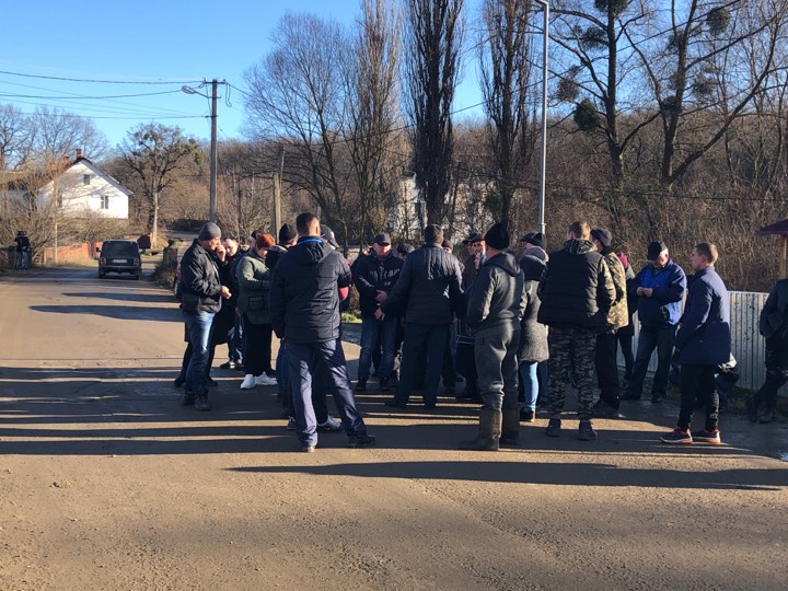Протести у Чорнівці: мешканці знову перекрили дорогу