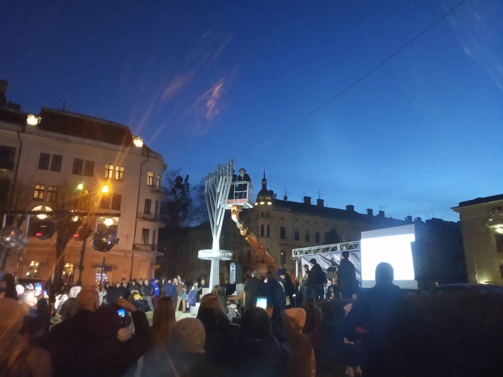 У Чернівцях на Театральній площі урочисто запалили першу свічку ханукії
