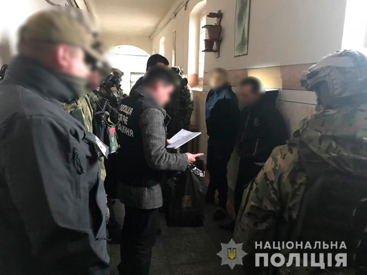 У Чернівцях поліція викрила групу шахраїв, які ошукали громадян щонайменше на 200 тисяч гривень