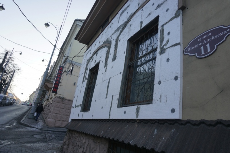 У історичному центрі Чернівців будинок “утеплюють” пінопластом