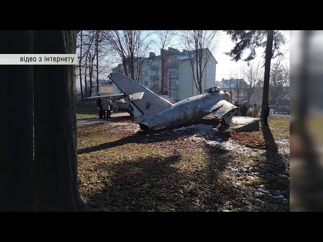 Літак із постаменту в Садгорі не розпиляли, а забрали на реставрацію до Чернівецького аеропорту