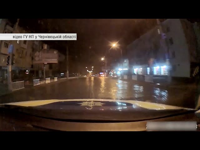 Патрулювання “під кайфом” У поліції оприлюднили відео погоні та ДТП з участю патрульного у Чернівцях