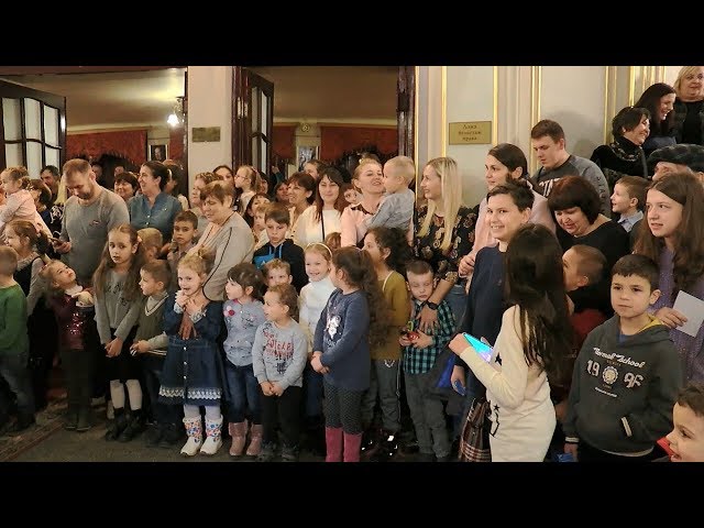 Сотні дітлахів отримали солодкі подарунки від Святого Миколая в Чернівцях