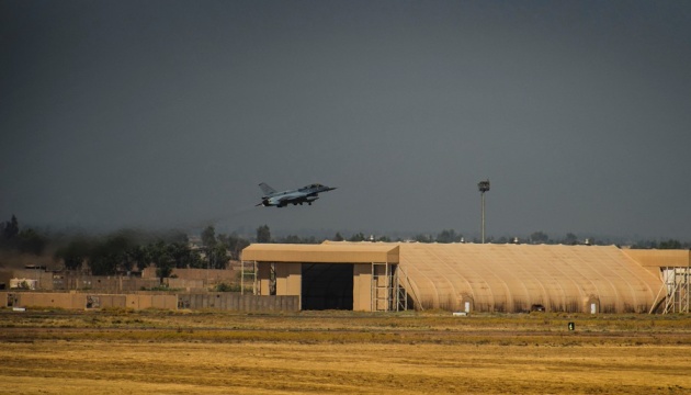 Іракську авіабазу обстріляли з мінометів, є поранені — Reuters