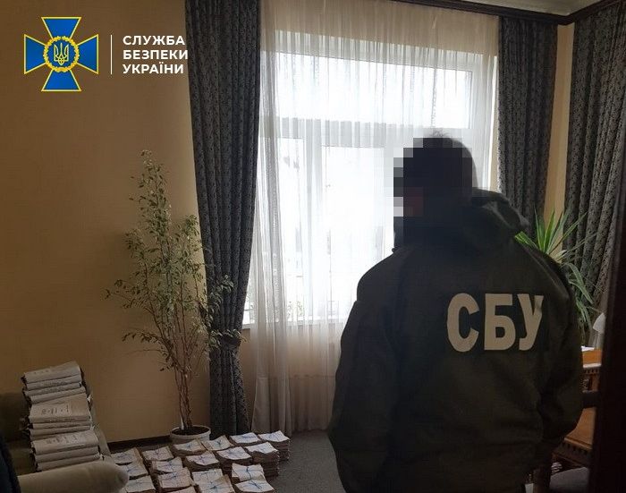 У Чернівцях керівника одного з підрозділів міськради підозрюють у привласненні 5 млн гривень