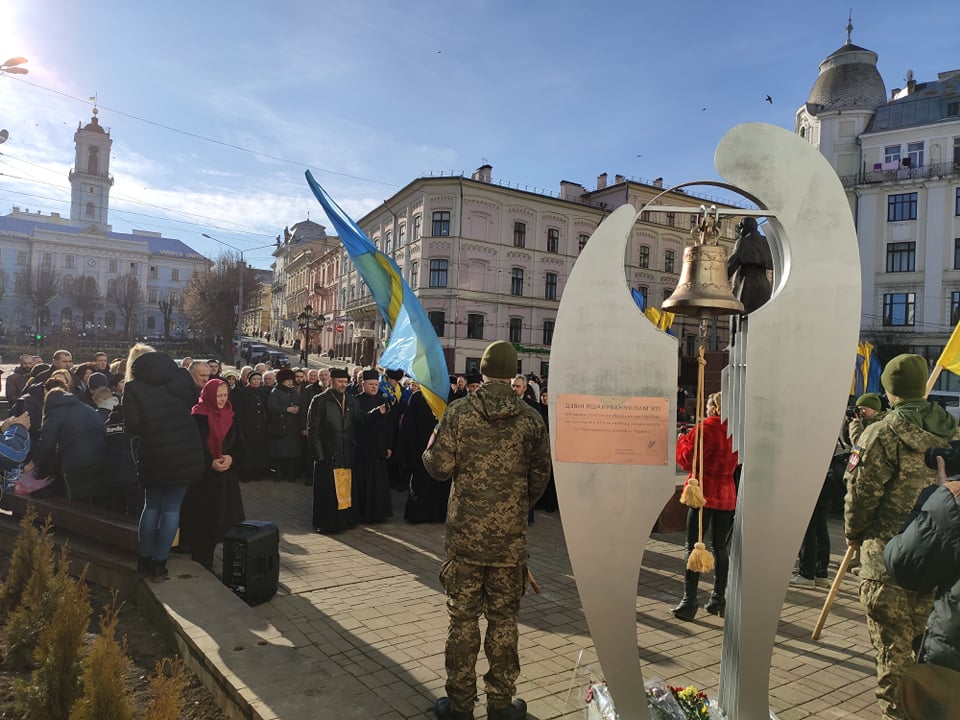 На Центральній площі Чернівців вшановують пам’ять загиблих героїв
