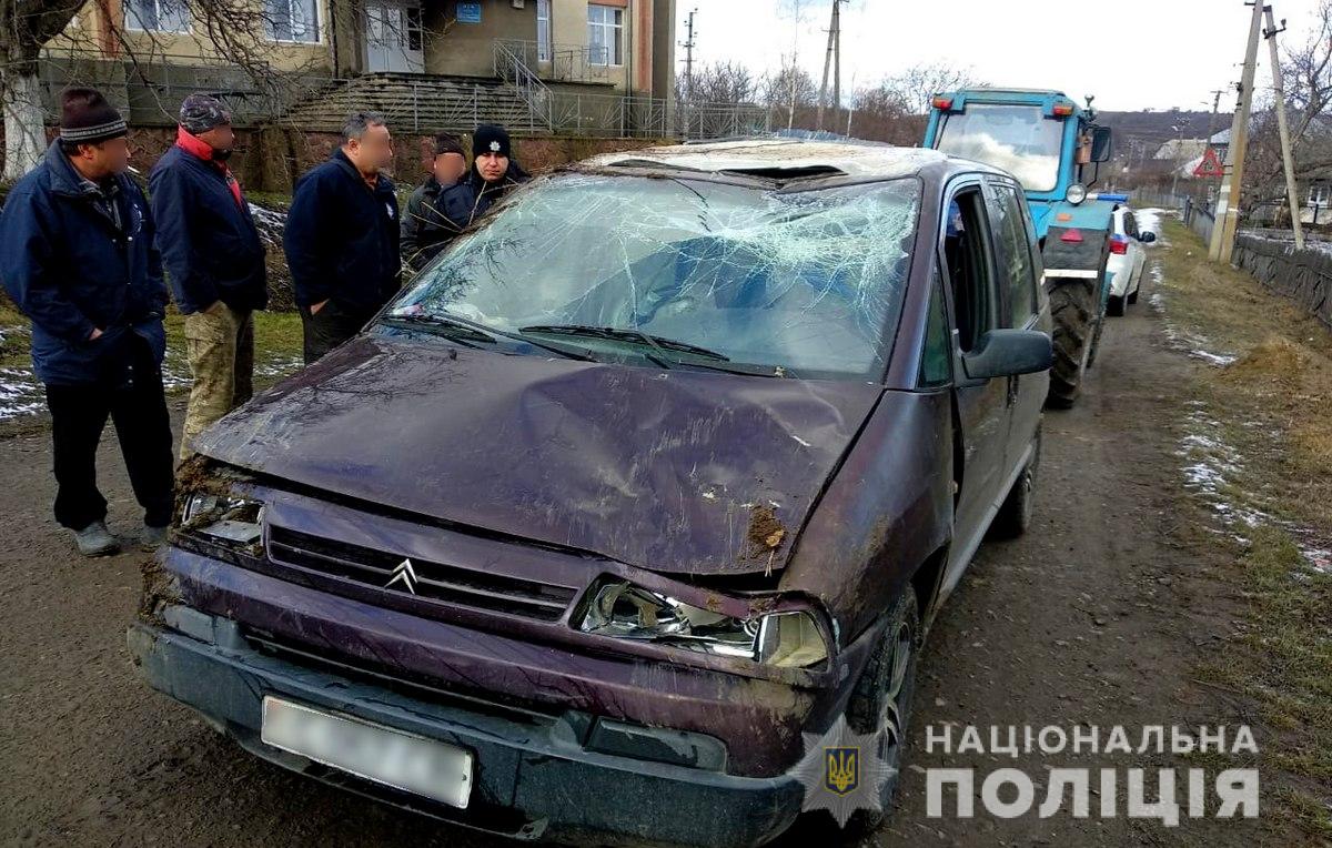 У Новоселицькому районі автівка з’їхала в кювет: постраждала пасажирка