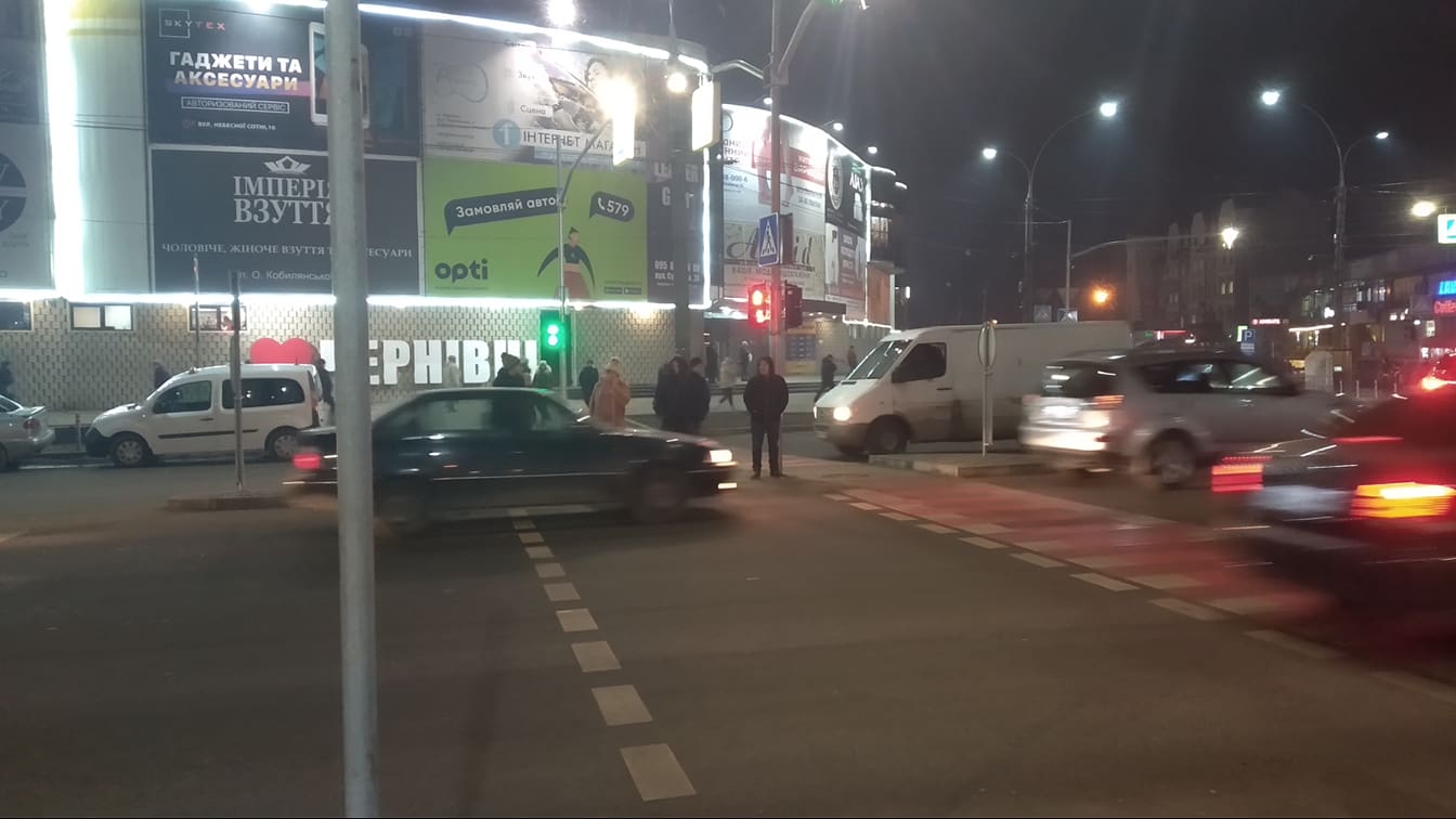 У Чернівцях на проспекті Незалежності хаос через запуск нових світлофорів (фото, відео)