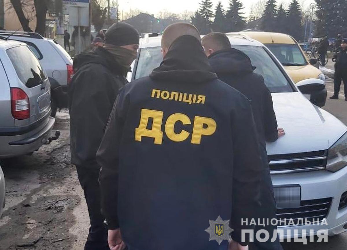 Буковинські правоохоронці затримали двох чоловіків за вимагання коштів у місцевого підприємця