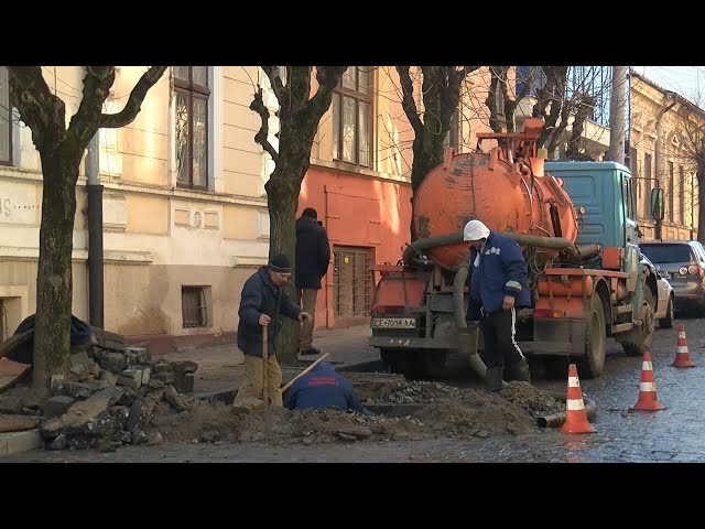 Кілька вулиць у Чернівцях залишилися без води через витік на вулиці Богдана Хмельницького