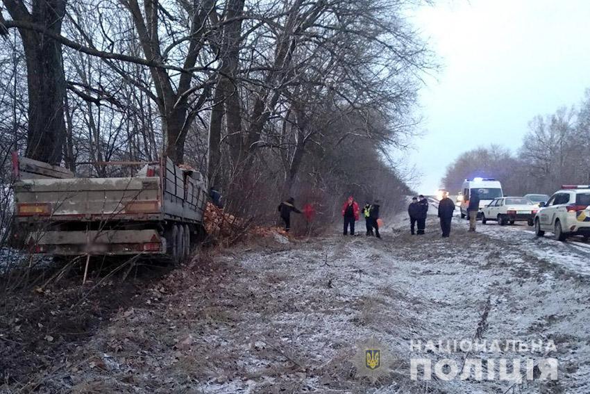 На Хмельниччині вантажівка врізалася в дерево: загинув водій