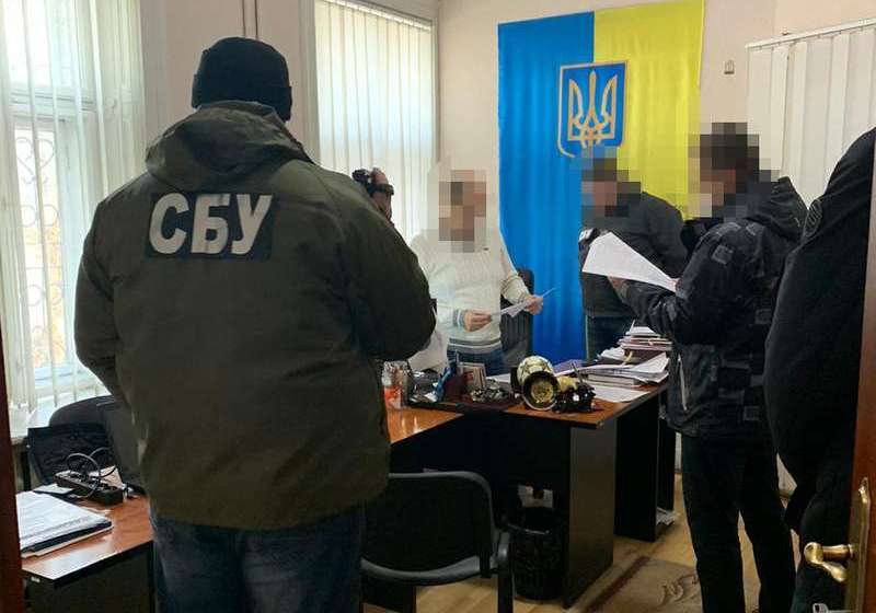 Слідчі ДБР викрили на хабарях працівників Державної міграційної служби на Буковині