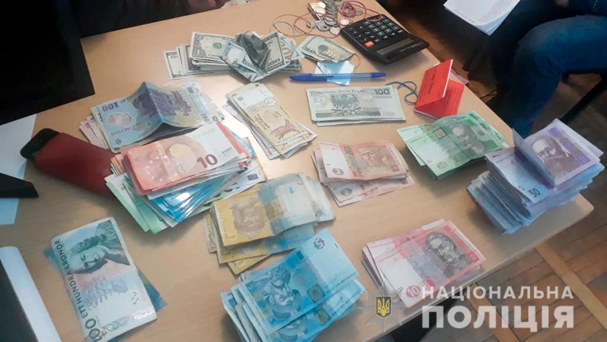 На Буковині поліція викрила незаконний обіг валюти