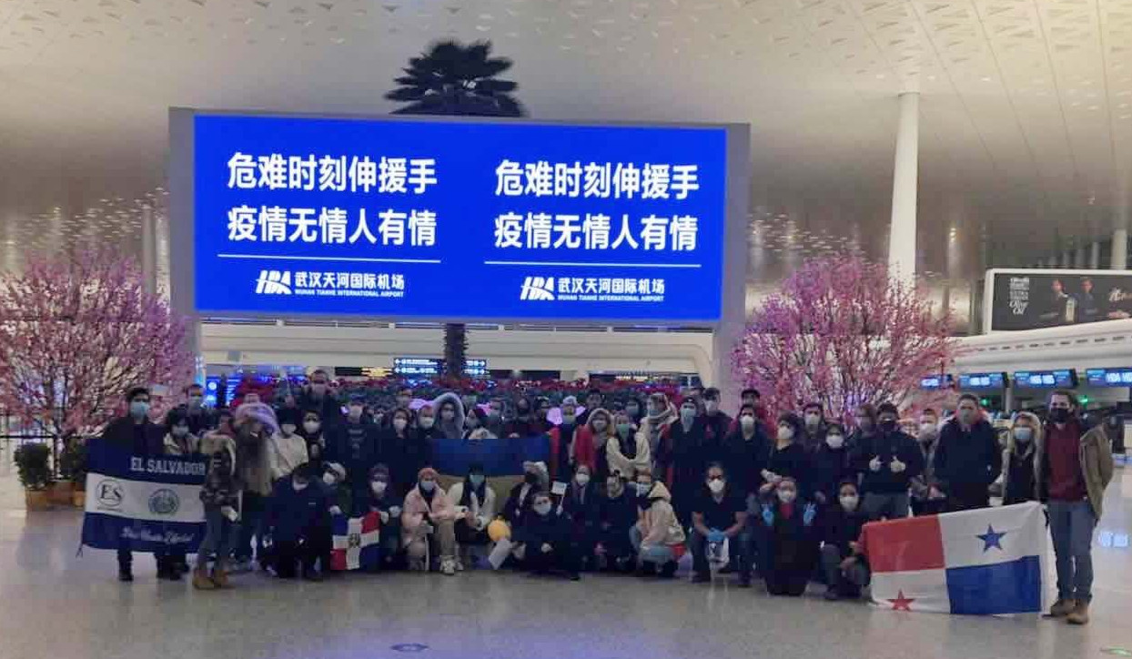 Українці та іноземці, яких евакуюють з Китаю, вже прибули до аеропорту Уханя