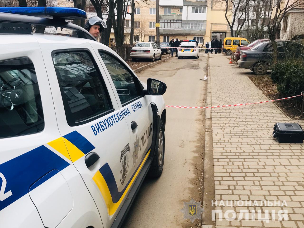 У спальному районі Чернівців поліція вилучила у чоловіка бойову гранату