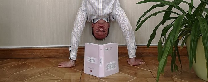 Акробатичні здібності у кабінеті: міністр юстиції Малюська опублікував дивне фото