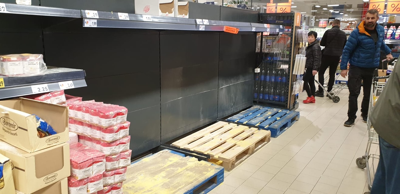 Жителі Румунії спустошили магазини після закликів влади не панікувати щодо коронавірусу (фото)