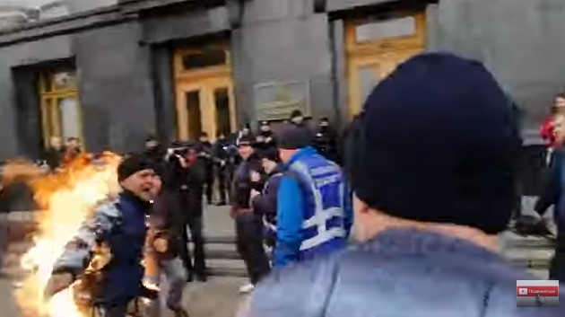 Чоловік вчинив спробу самоспалення під Офісом Президента (відео)