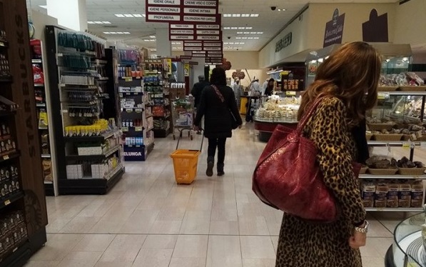 Паніка відсутня: в Італії скпермаркети переповнені продуктами